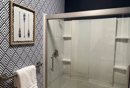 Main level full bathroom for bedrooms and living space