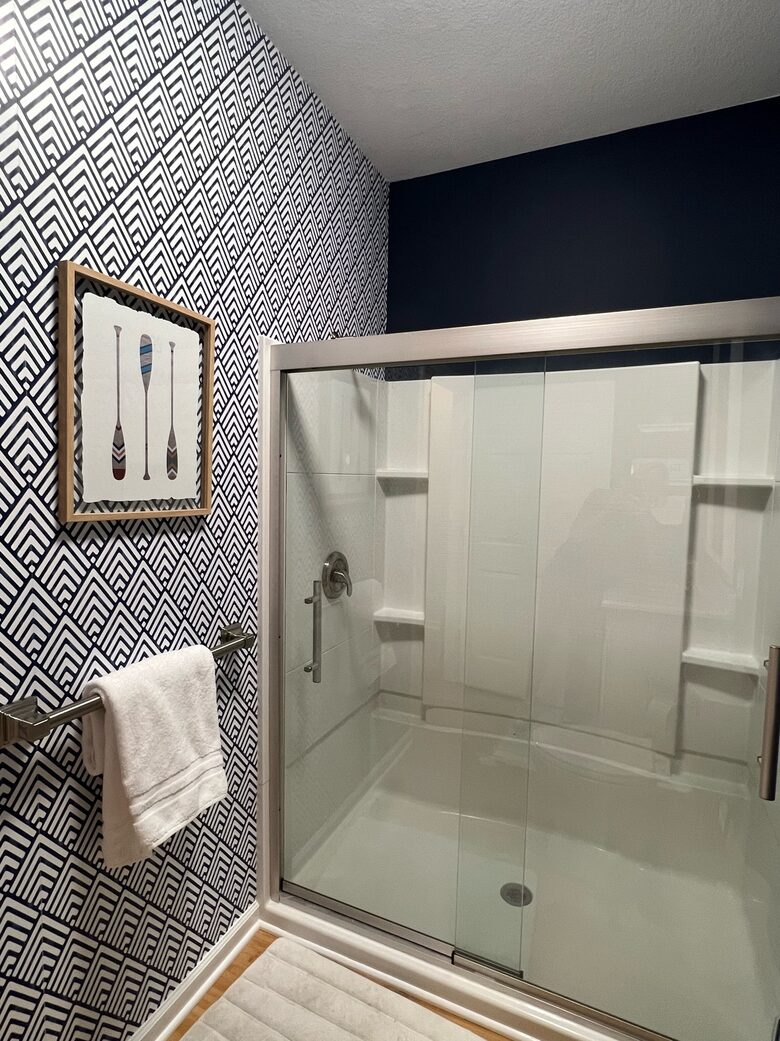 Main level full bathroom for bedrooms and living space