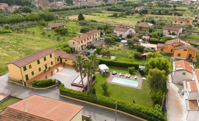 Refined Farmhouse with Private Gardens - Castelnuovo Magra, Italy