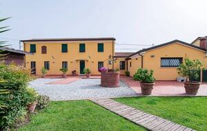 Refined Farmhouse with Private Gardens - Castelnuovo Magra, Italy