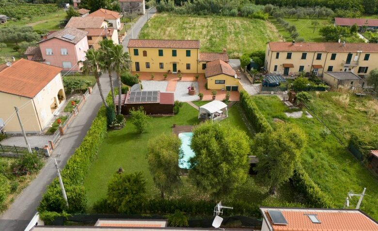 Refined Farmhouse with Private Gardens - Castelnuovo Magra, Italy