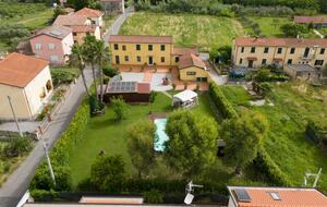 Refined Farmhouse with Private Gardens - Castelnuovo Magra, Italy