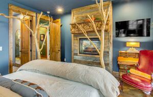 Rustic-Modern Mountain Haven near Waterfalls, Trails & Lake Glenville - Welcome to Fox and Fern Lodge - Glenville, North Carolina