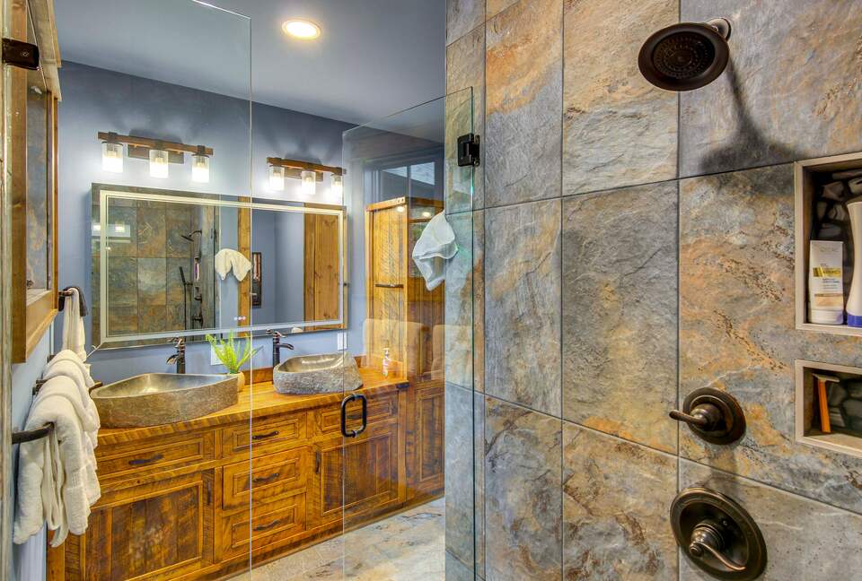 Rustic-Modern Mountain Haven near Waterfalls, Trails & Lake Glenville - Welcome to Fox and Fern Lodge - Glenville, North Carolina