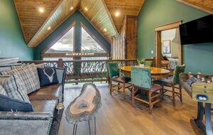 Rustic-Modern Mountain Haven near Waterfalls, Trails & Lake Glenville - Welcome to Fox and Fern Lodge - Glenville, North Carolina