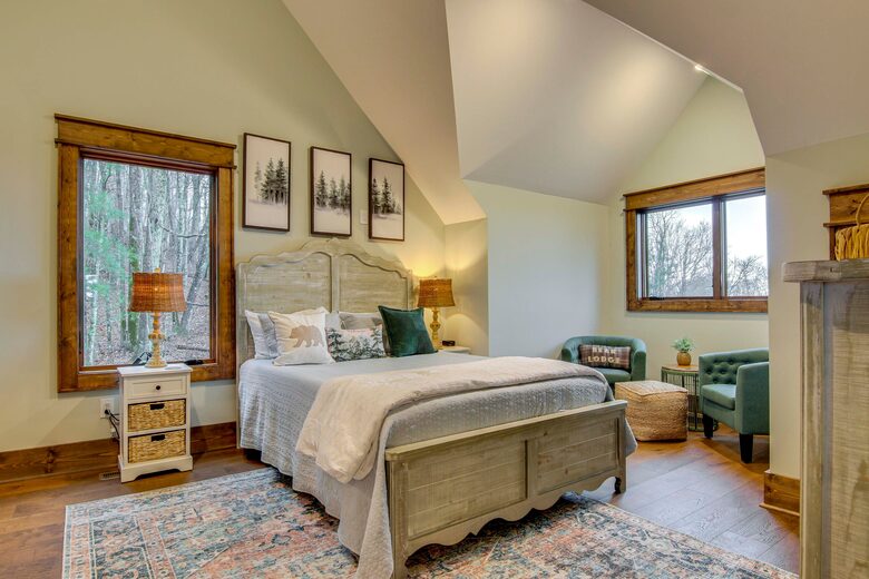 Rustic-Modern Mountain Haven near Waterfalls, Trails & Lake Glenville - Welcome to Fox and Fern Lodge - Glenville, North Carolina