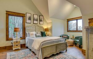 Rustic-Modern Mountain Haven near Waterfalls, Trails & Lake Glenville - Welcome to Fox and Fern Lodge - Glenville, North Carolina