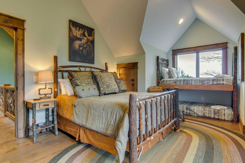 Rustic-Modern Mountain Haven near Waterfalls, Trails & Lake Glenville - Welcome to Fox and Fern Lodge - Glenville, North Carolina