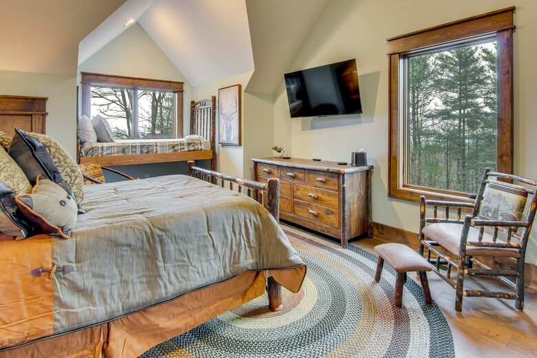 Rustic-Modern Mountain Haven near Waterfalls, Trails & Lake Glenville - Welcome to Fox and Fern Lodge - Glenville, North Carolina