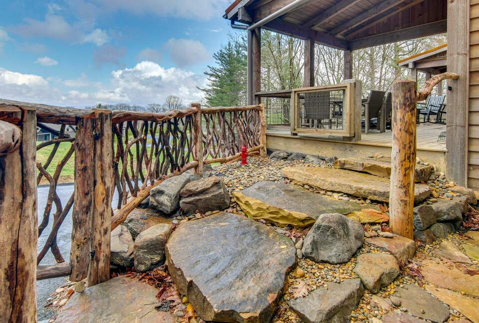 Rustic-Modern Mountain Haven near Waterfalls, Trails & Lake Glenville - Welcome to Fox and Fern Lodge - Glenville, North Carolina