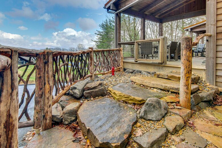 Rustic-Modern Mountain Haven near Waterfalls, Trails & Lake Glenville - Welcome to Fox and Fern Lodge - Glenville, North Carolina