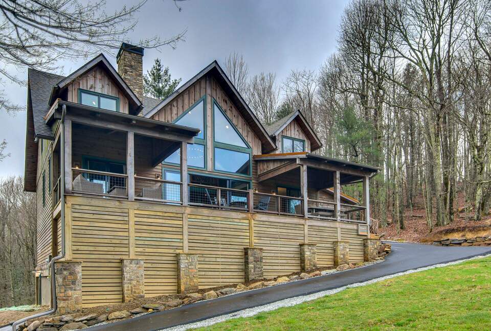 Rustic-Modern Mountain Haven near Waterfalls, Trails & Lake Glenville - Welcome to Fox and Fern Lodge - Glenville, North Carolina