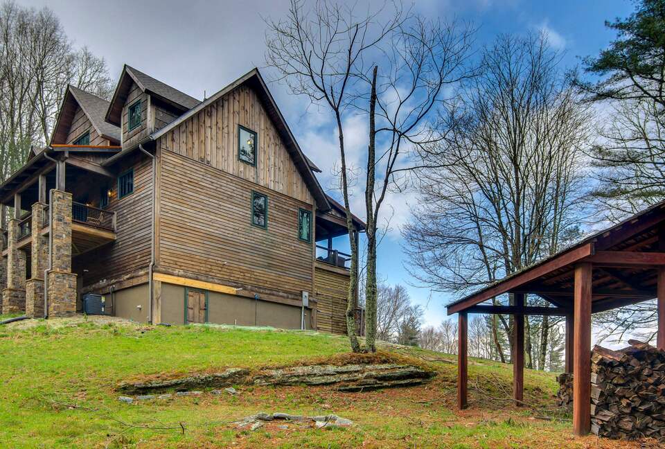 Rustic-Modern Mountain Haven near Waterfalls, Trails & Lake Glenville - Welcome to Fox and Fern Lodge - Glenville, North Carolina