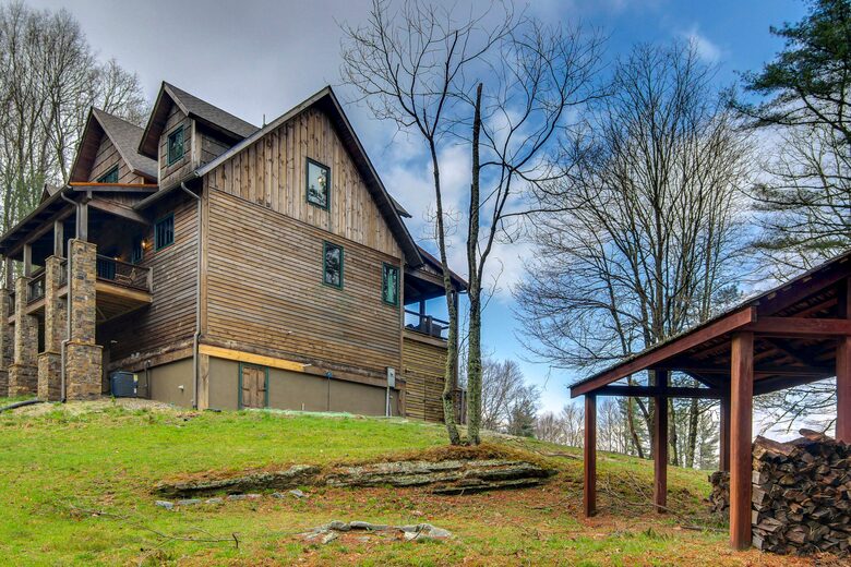 Rustic-Modern Mountain Haven near Waterfalls, Trails & Lake Glenville - Welcome to Fox and Fern Lodge - Glenville, North Carolina