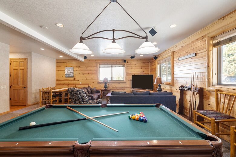 Cozy Big Bear Escape with Hot Tub & Game Room - Big Bear Lake, California