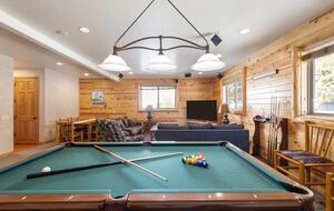 Cozy Big Bear Escape with Hot Tub & Game Room - Big Bear Lake, California