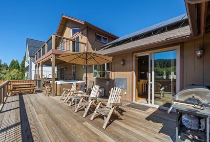 Cozy Big Bear Escape with Hot Tub & Game Room - Big Bear Lake, California