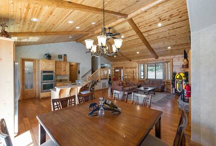 Cozy Big Bear Escape with Hot Tub & Game Room - Big Bear Lake, California