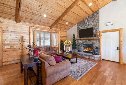 Cozy Big Bear Escape with Hot Tub & Game Room - Big Bear Lake, California