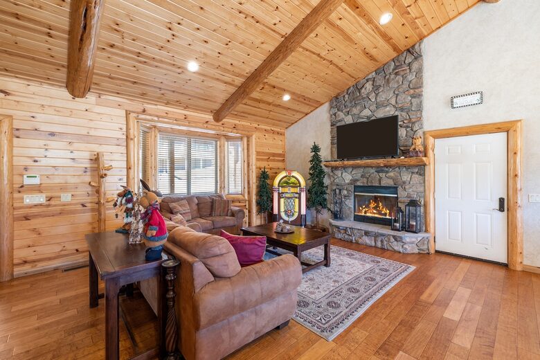 Cozy Big Bear Escape with Hot Tub & Game Room - Big Bear Lake, California