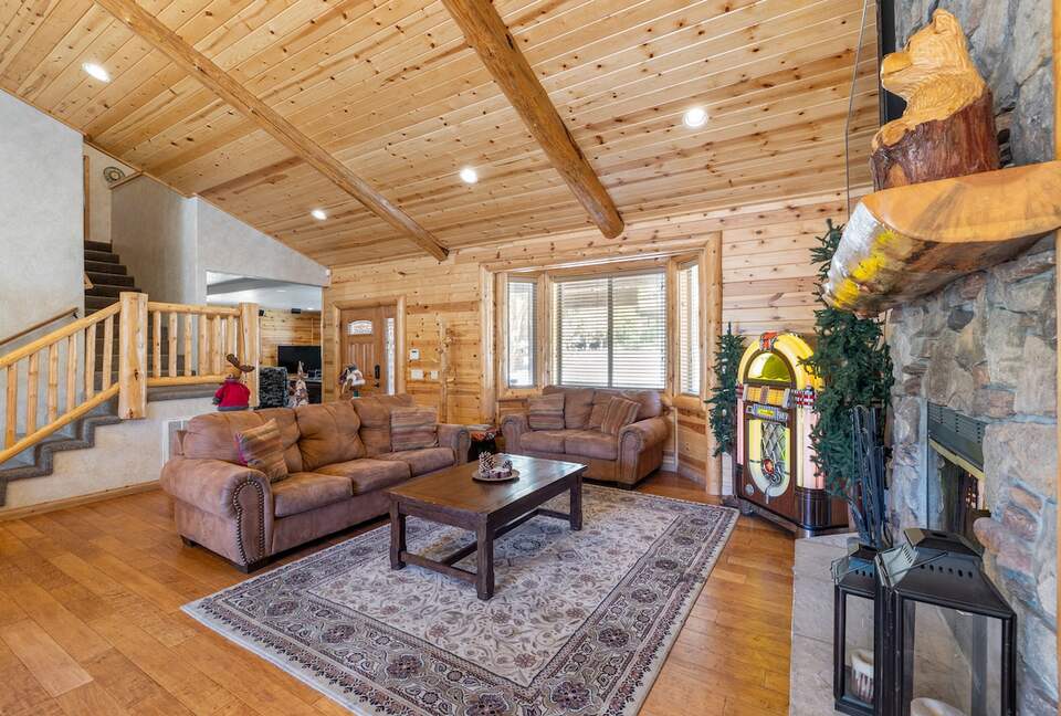 Cozy Big Bear Escape with Hot Tub & Game Room - Big Bear Lake, California
