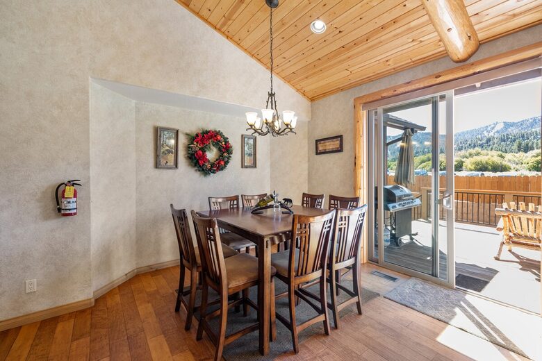 Cozy Big Bear Escape with Hot Tub & Game Room - Big Bear Lake, California