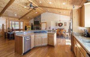 Cozy Big Bear Escape with Hot Tub & Game Room - Big Bear Lake, California