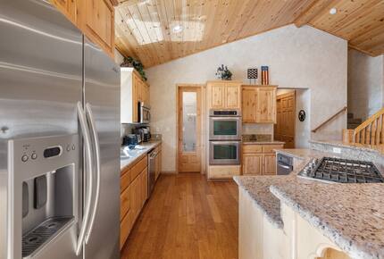 Cozy Big Bear Escape with Hot Tub & Game Room - Big Bear Lake, California