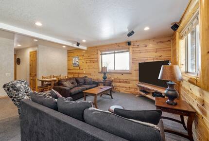 Cozy Big Bear Escape with Hot Tub & Game Room - Big Bear Lake, California