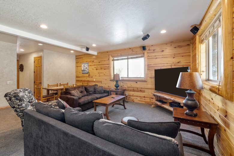 Cozy Big Bear Escape with Hot Tub & Game Room - Big Bear Lake, California