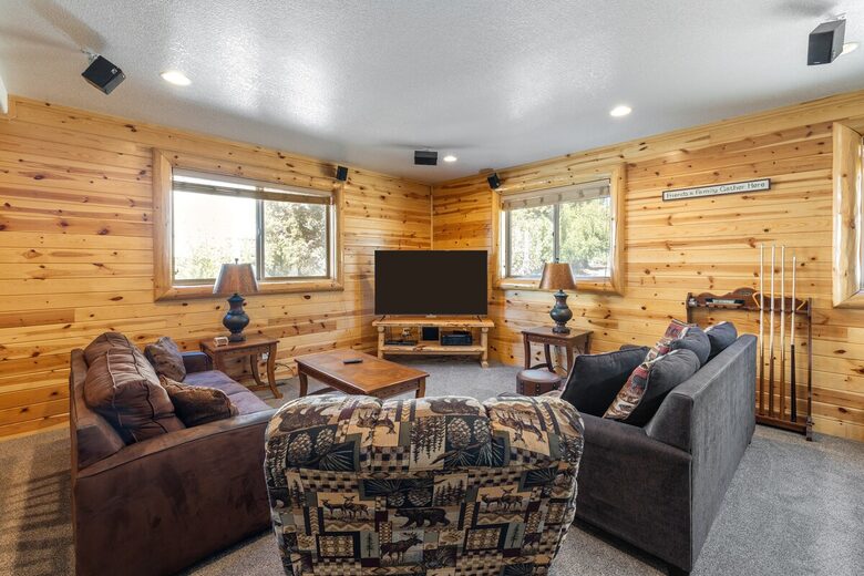 Cozy Big Bear Escape with Hot Tub & Game Room - Big Bear Lake, California