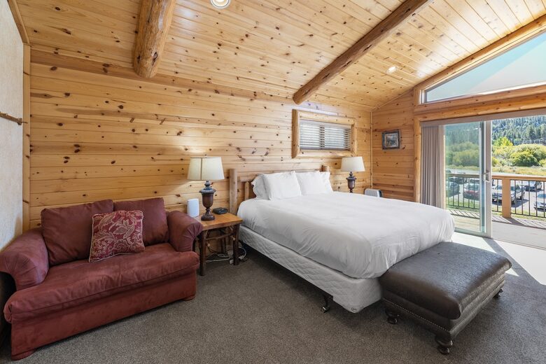 Cozy Big Bear Escape with Hot Tub & Game Room - Big Bear Lake, California