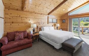 Cozy Big Bear Escape with Hot Tub & Game Room - Big Bear Lake, California