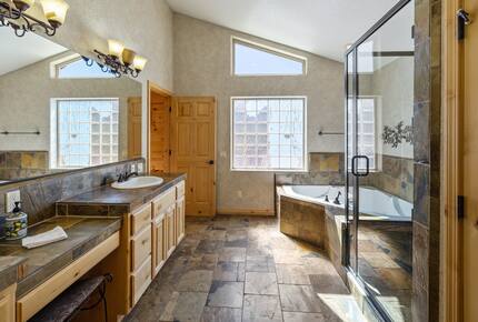 Cozy Big Bear Escape with Hot Tub & Game Room - Big Bear Lake, California