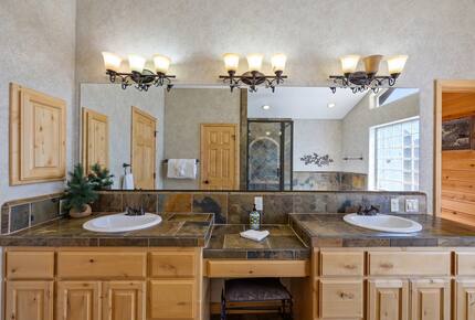 Cozy Big Bear Escape with Hot Tub & Game Room - Big Bear Lake, California