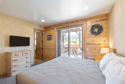 Cozy Big Bear Escape with Hot Tub & Game Room - Big Bear Lake, California