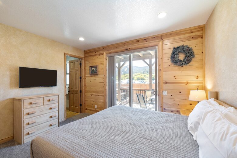 Cozy Big Bear Escape with Hot Tub & Game Room - Big Bear Lake, California