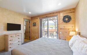 Cozy Big Bear Escape with Hot Tub & Game Room - Big Bear Lake, California