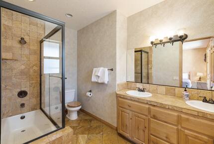 Cozy Big Bear Escape with Hot Tub & Game Room - Big Bear Lake, California