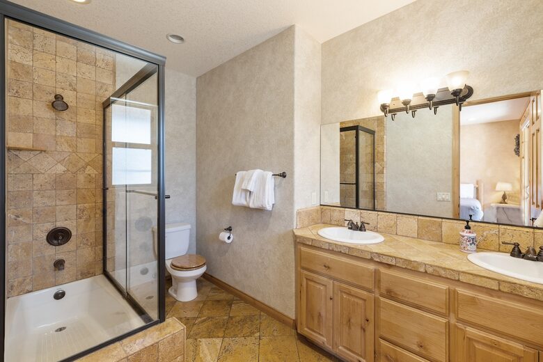 Cozy Big Bear Escape with Hot Tub & Game Room - Big Bear Lake, California