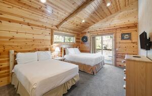 Cozy Big Bear Escape with Hot Tub & Game Room - Big Bear Lake, California