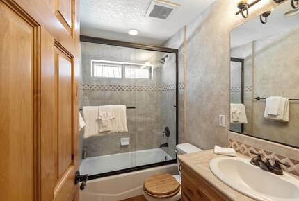 Cozy Big Bear Escape with Hot Tub & Game Room - Big Bear Lake, California