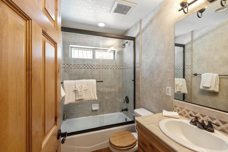 Cozy Big Bear Escape with Hot Tub & Game Room - Big Bear Lake, California