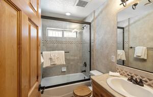 Cozy Big Bear Escape with Hot Tub & Game Room - Big Bear Lake, California