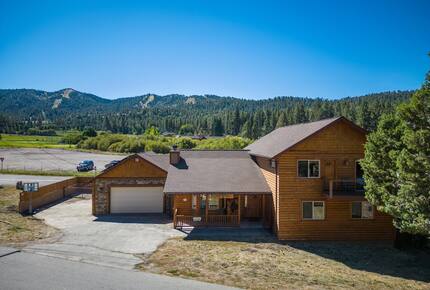 Cozy Big Bear Escape with Hot Tub & Game Room - Big Bear Lake, California