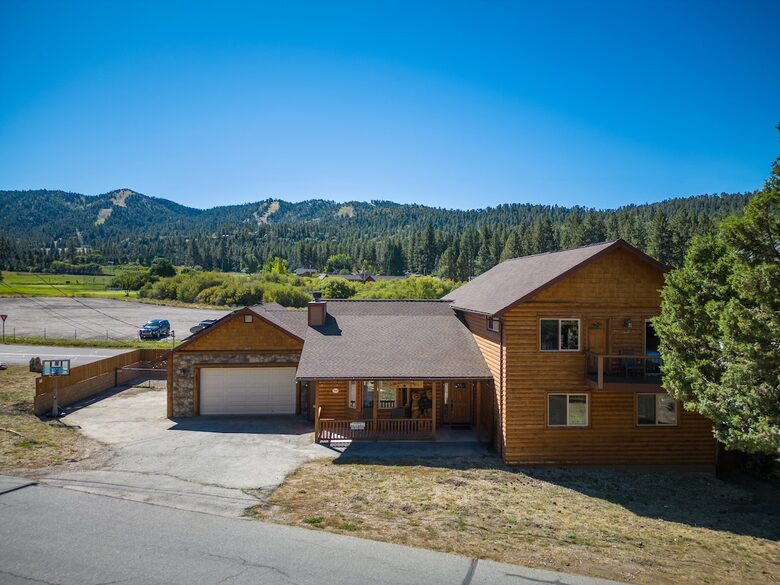 Cozy Big Bear Escape with Hot Tub & Game Room - Big Bear Lake, California