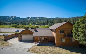 Cozy Big Bear Escape with Hot Tub & Game Room - Big Bear Lake, California