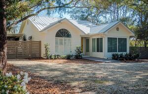 Walkable Charming Coastal Retreat in Santa Rosa - Santa Rosa Beach, Florida