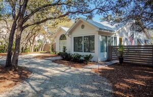 Walkable Charming Coastal Retreat in Santa Rosa - Santa Rosa Beach, Florida