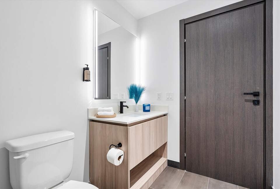 Stylish Miami Apartment with Resort Amenities & Bay Views - Miami, Florida